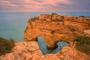 Sonnenaufgang am Praia da Marinha an der Algarve, Portugal