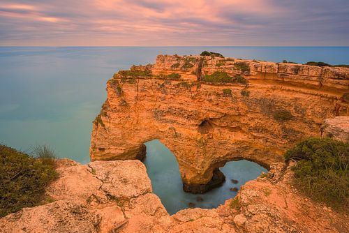 Zonsopkomst bij Praia da Marinha in de Algarve, Portugal