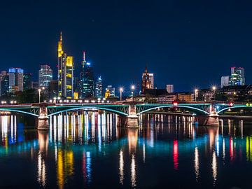 Francfort la nuit avec pont sur Mustafa Kurnaz