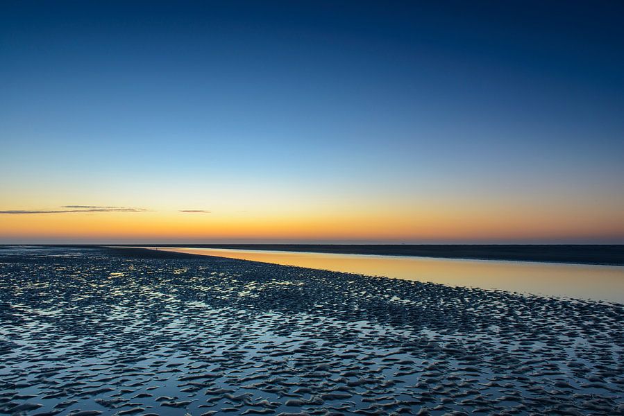 Zonsondergang op het strand van Schiermonnikoog aan het eind van de dag
