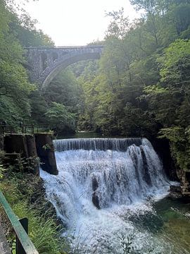 Wasserfall unter der Brücke von Spiegeltje