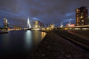 Rotterdam in de avond van Arjen Roos