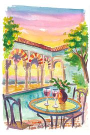 Romantischer andalusischer Innenhof bei Sonnenuntergang mit Pool und Tisch für zwei Personen