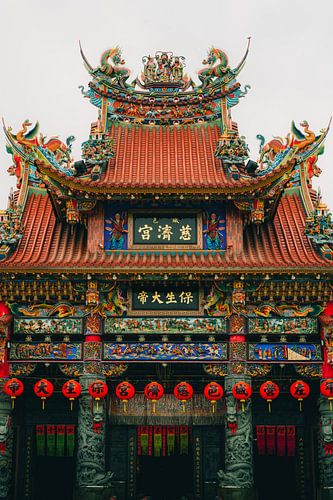 Meesterlijk Aziatisch vakmanschap: kleurrijk tempeldak in Kaohsiung