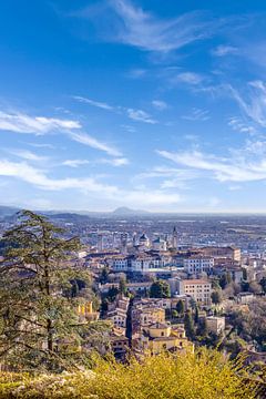 Uitzicht over Bergamo vanaf San Vigilio van Melanie Viola
