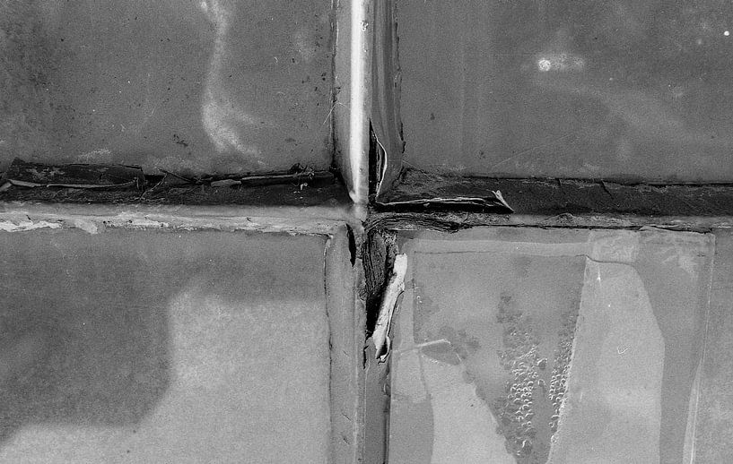 The decay in the window forgotten corners in the industry. by Zaankanteropavontuur