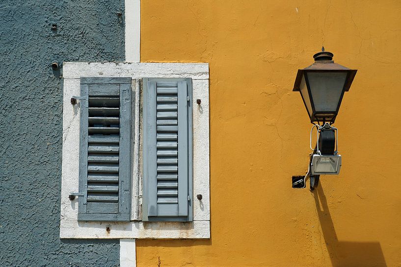 Volets fermés lors d'une chaude après-midi dans la ville de rêve de Rovinj (Istrie). par Gert van Santen