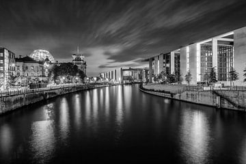 Berliner Regierungsviertel bei Nacht - monochrom