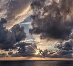 Strahlenwelle eines Sonnenuntergangs hinter den Wolken,, Zypern, Süd-Zypern von Rene van der Meer Miniaturansicht