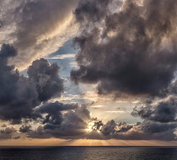 Stralenkrans zonsondergang achter de wolken, South-Cyprus, Cyprus