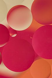 Eyecatcher: Öltropfen auf Wasser (rot, orange, cremefarben) von Marjolijn van den Berg