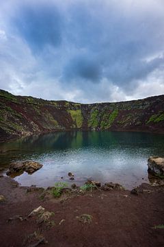 Islande - Sol rouge poussiéreux avant l'eau bleue claire du lac Kerid Crater sur adventure-photos