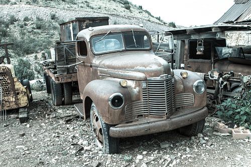 Oude afgedankte vrachtwagen