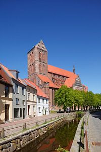 Nikolaikirche   am Wasserlauf Grube, Wismar, Mecklenburg-Vorpommern, Deutschland, Europa