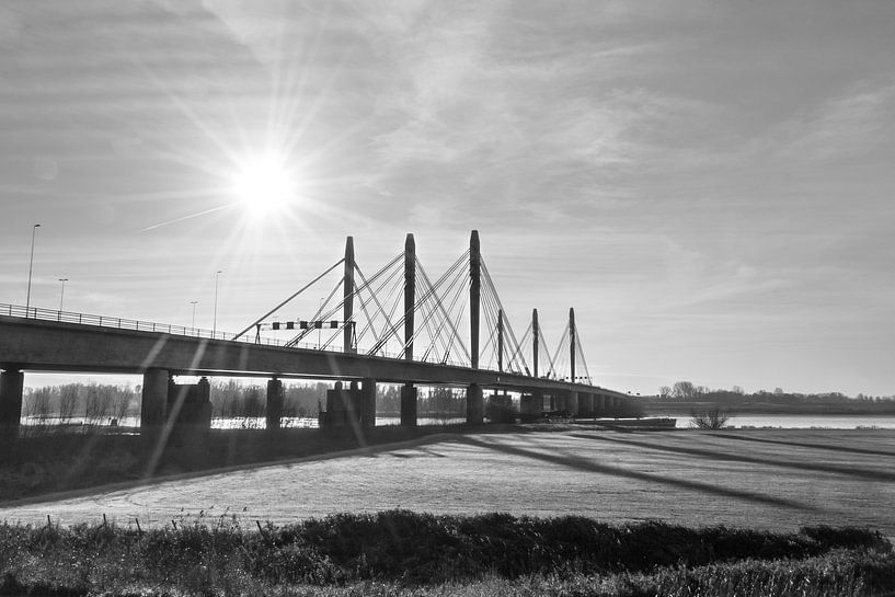 Tacitusbrücke, Waalbrücke bei Ewijk, schönes Foto in schwarz-weiß von Patrick Verhoef