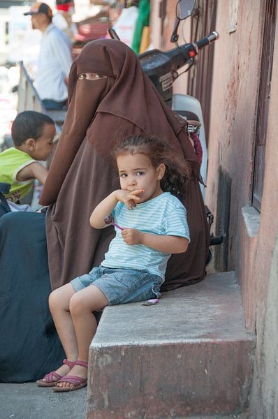 Marokko Marakesh meisje met lolly by Marc van Gessel