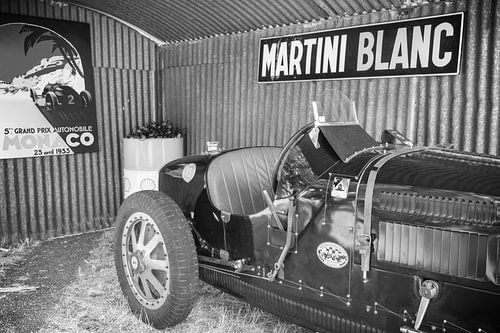 Bugatti Type 35, voiture de course classique dans une remise