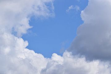 Wolken in een zomerse hemel van Claude Laprise
