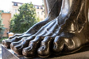 Close up van de donkere grote bronzen voeten van het Atlas beeld bij de ingang van de Hermitage  in  van WorldWidePhotoWeb