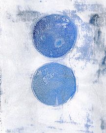 Lunes bleues. Peinture géométrique abstraite en blanc, bleu, gris, rouille. sur Dina Dankers