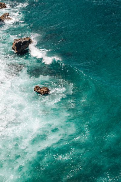 Turquoise Blauwe Oceaan bij de Uluwatu Tempel van Troy Wegman