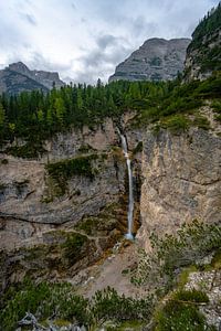 Belle chute d'eau dans les Dolomites sur Leo Schindzielorz