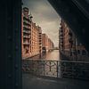 Les entrepôts en briques rouges de la Speicherstadt encadrés par la charpente du pont sur Jonas Röjestål