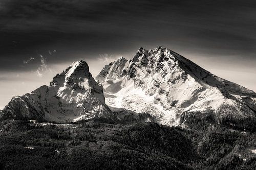 Zwart-wit beeld van de berg Watzmann met dramatische wolken in de ochtend. Berchtesgaden, Beieren