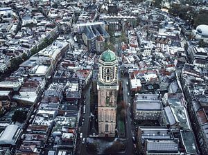 Zwolle Peperbus Kirchturm während eines kalten Wintersonnenaufgangs