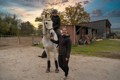 Fotoshoot met schimmelmerrie, ruiter en vriendin
