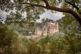 Doorkijkje naar Burcht Eltz van Manja van der Heijden