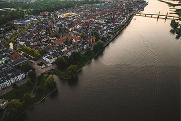 Kampen oude stad aan de IJssel tijdens een zomerse zonsondergang
