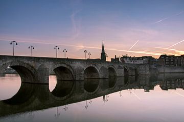 Sint-Servaasbrug in Maastricht tijdens zonsopkomst van Geert Bollen