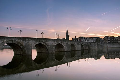 Sint-Servaasbrug in Maastricht tijdens zonsopkomst von Geert Bollen