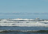 Nordsee-Brandung mit Fischereifahrzeug