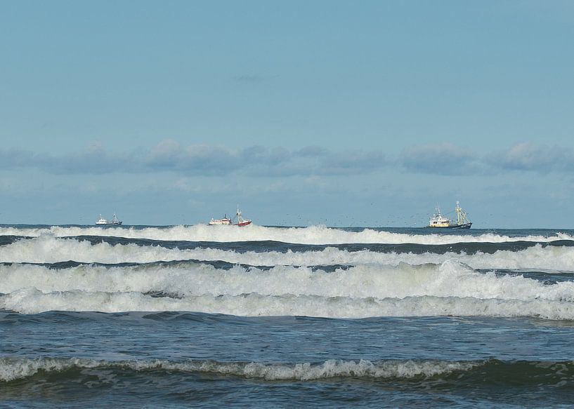 Nordsee-Brandung mit Fischereifahrzeug von Arie Jan van Termeij