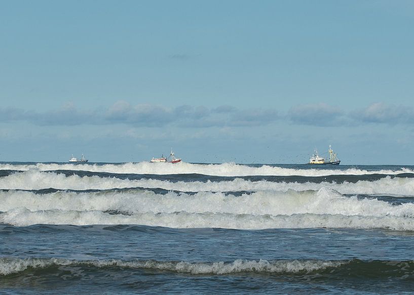 Surfer en mer du Nord avec un bateau de pêche par Arie Jan van Termeij