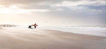 Winter surfen op de Noordzee van Studio Wanderlove