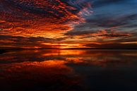 Coucher de soleil avec reflet dans l'eau par Bart van Dam Aperçu