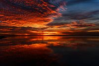 Zonsondergang met reflectie in water