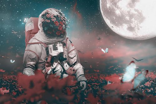 Surrealistisch Ruimtepak met Bloemenhelm in Bloemenveld tegen de Achtergrond van de Ruimte