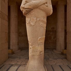 Osiride Statue der Königin Hatschepsut im Hatschepsut-Tempel in Luxor, Ägypten von Mohamed Abdelrazek