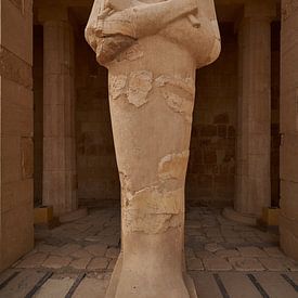 Osiride standbeeld van koningin Hatsjepsoet in Tempel van Hatsjepsoet in Luxor Egypte van Mohamed Abdelrazek