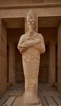 Osiride Statue der Königin Hatschepsut im Hatschepsut-Tempel in Luxor, Ägypten von Mohamed Abdelrazek