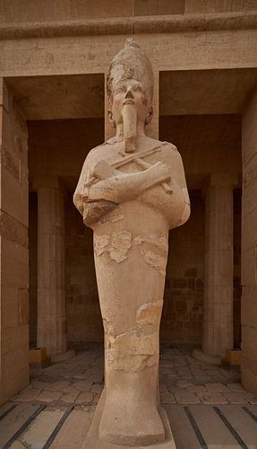Osiride standbeeld van koningin Hatsjepsoet in Tempel van Hatsjepsoet in Luxor Egypte van Mohamed Abdelrazek