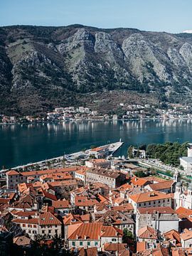 Uitzicht over Kotor, Montenegro van Dayenne van Peperstraten