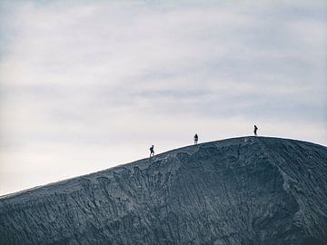 Wandelaars op de rand van de Bromo Vulkaan van Daan Duvillier | Dsquared Photography