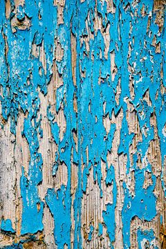 gebladderde blauwe deur in Griekenland van Jan Fritz