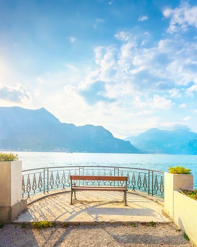Bank aan het Comomeer. Bellagio, Italië