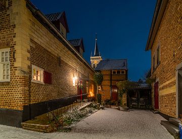 Elsloo in de avond in de winter met sneeuw